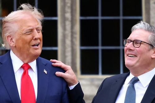Thủ tướng Anh trả tiền để giữ lại quà tặng của ông Trump