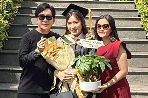 Kim Tử Long và vợ Trinh Trinh mừng con gái tốt nghiệp đại học