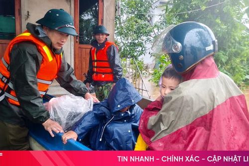 'Gõ' cửa từng nhà, sơ tán người dân vùng ngập lụt tới nơi an toàn