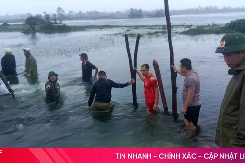 Gia cố nhanh bờ bao moong mỏ dự án mỏ sắt Thạch Khê bị sạt lở