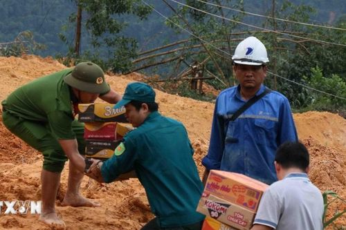 Đà Nẵng: Băng rừng, vượt sông mang lương thực đến cho đồng bào vùng sâu