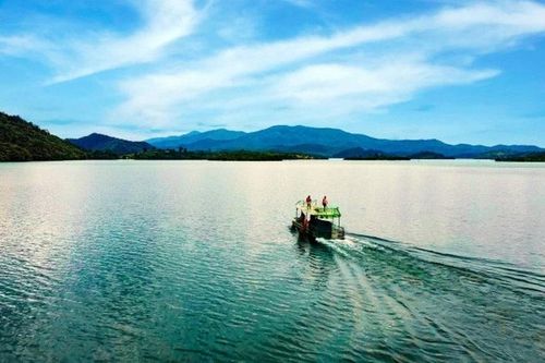 Khám phá hồ nước nhân tạo đẹp như tranh ở cao nguyên Lâm Đồng