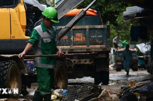 Công nhân môi trường Huế gồng mình dọn rác sau ngập lụt