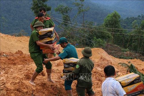 Băng rừng, vượt sông mang lương thực đến cho đồng bào bị cô lập do mưa lũ, sạt lở