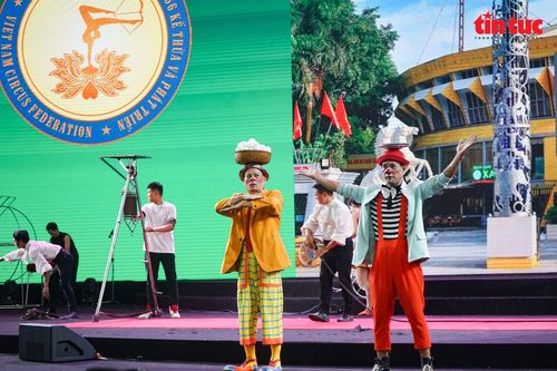 Nghệ thuật xiếc khuấy động không gian Hội chợ Mùa Thu 2025
