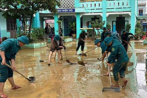 Đà Nẵng: Giúp dân vệ sinh môi trường khắc phục sau mưa lũ