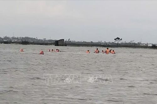 Khẩn trương tìm kiếm người bị mất tích do lũ cuốn và khi thả lưới đánh cá