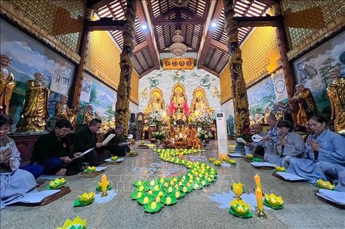 Lễ thắp nến cầu nguyện cho đồng bào vùng bão lũ tại Lào