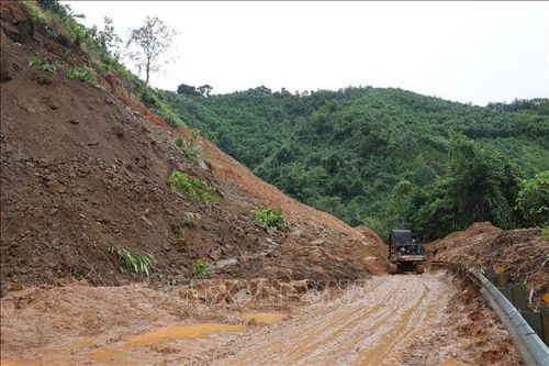 Khẩn trương khắc phục sạt lở trên các tuyến giao thông miền núi Đà Nẵng