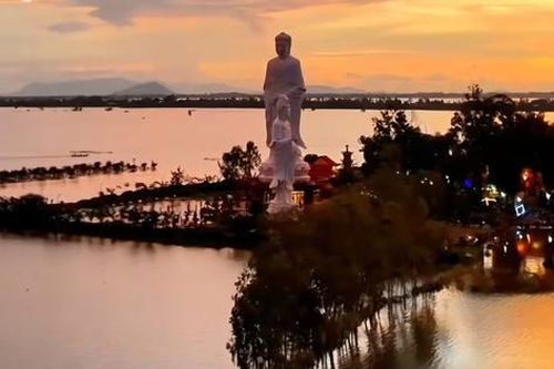 Chỉ miền Tây mới có: Ngôi chùa 'nổi' giữa mênh mông biển nước