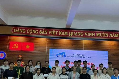Hàng trăm sinh viên xa nhà được thầy cô tiếp sức sau trận lũ lớn ở Huế