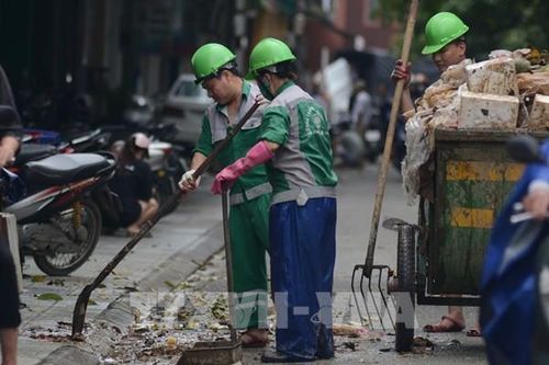 Công nhân môi trường Huế gồng mình dọn rác sau lụt