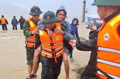 Công an Hà Tĩnh nỗ lực bảo vệ an toàn cho nhân dân trong mưa lũ