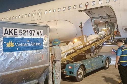Vietnam Airlines vận chuyển đến Huế nhu yếu phẩm, thuốc men hỗ trợ vùng lũ