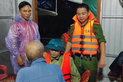 Nước lũ lên nhanh, người dân Hà Tĩnh hối hả di dời trong đêm