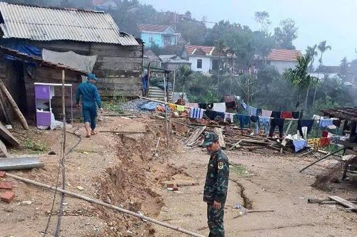 Quảng Ngãi: Xuất hiện nhiều vết nứt, di dời dân và cảnh báo nguy hiểm trên quốc lộ 24