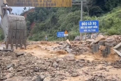 Hàng loạt tuyến đường tại miền Trung vẫn khó lưu thông sau mưa lũ