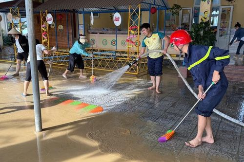Chung ta nỗ lực làm sạch môi trường sau lũ, trả lại diện mạo xanh cho Huế