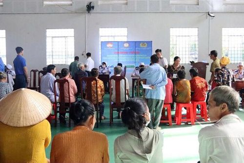 Tặng quà cho người dân có hoàn cảnh khó khăn trên địa bàn xã Định Hòa