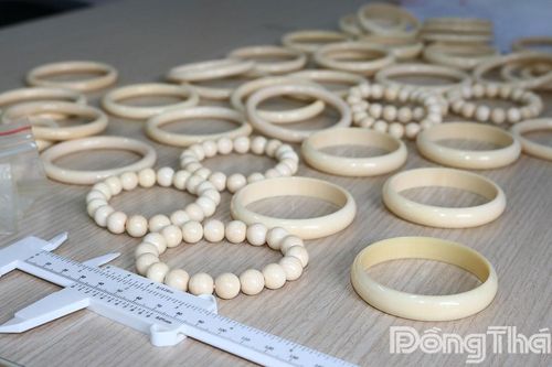 Phát hiện đối tượng tàng trữ, buôn bán vòng đeo tay nghi từ ngà voi