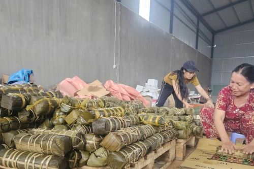 Người dân cao nguyên Gia Lai gói bánh tét hỗ trợ đồng bào vùng lũ miền Trung
