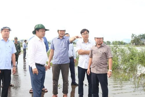 Phó Chủ tịch UBND tỉnh Dương Mah Tiệp kiểm tra công tác ứng phó với mưa lũ