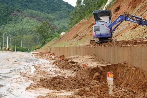 Khẩn trương khắc phục các điểm sạt lở, đảm bảo an toàn giao thông