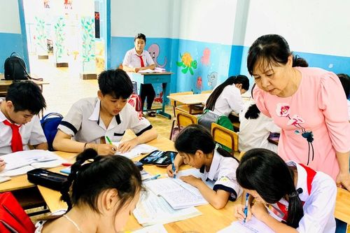 Ngôi trường đầy ắp tình thương nhưng còn nhiều cái thiếu