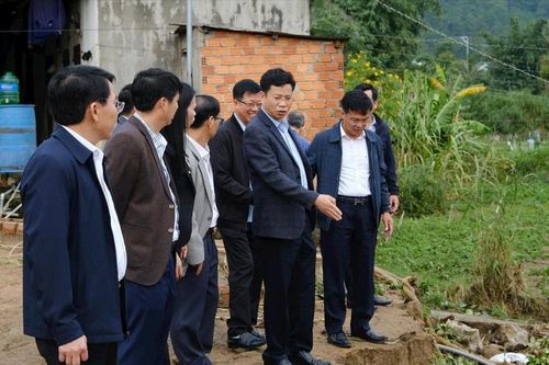 Phó Bí thư Tỉnh ủy Lâm Đồng Lưu Văn Trung thăm, động viên người dân vùng lũ Ka Đô
