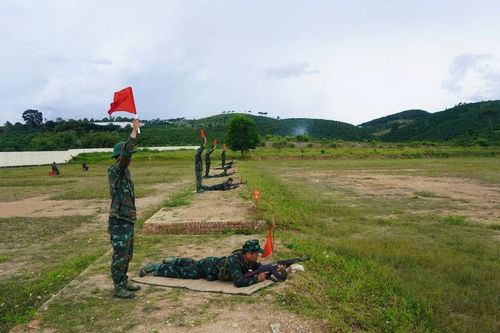 Gần 300 quân nhân Lâm Đồng hoàn thành kiểm tra thể lực và bắn súng