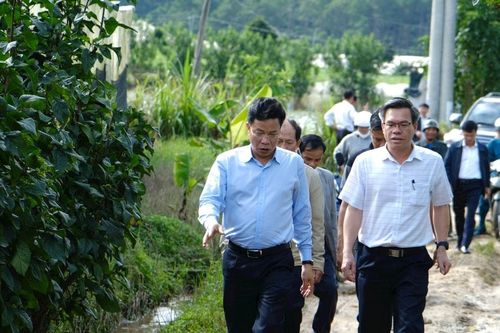 Phó Bí thư Tỉnh ủy Lâm Đồng Lưu Văn Trung thăm, kiểm tra tình hình mưa lũ tại xã D'ran