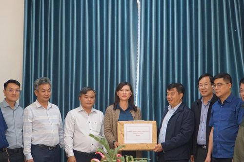 Bí thư Tỉnh ủy Lâm Đồng Y Thanh Hà Niê Kđăm thăm, kiểm tra trường mẫu giáo ở Hiệp Thạnh