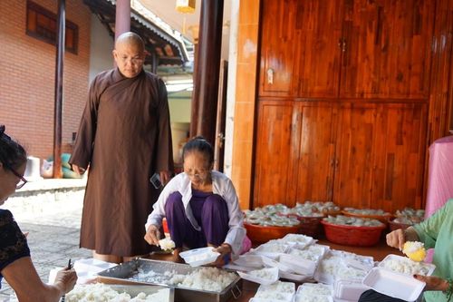 Chùa An Lạc hỗ trợ 3.000 suất cơm cho bà con vùng lũ