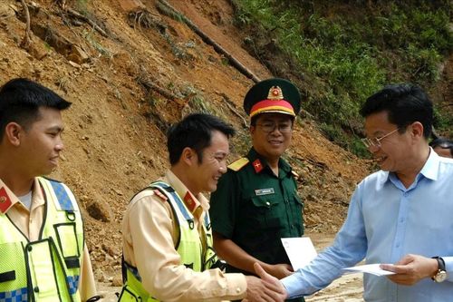 Phó Bí thư Tỉnh ủy Lâm Đồng Lưu Văn Trung kiểm tra, động viên lực lượng ứng trực tại khu vực sạt trượt đèo D'Ran
