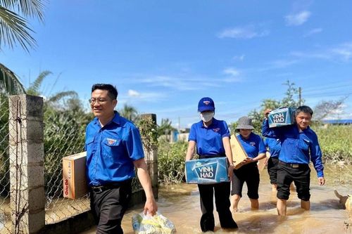 Tỉnh đoàn Lâm Đồng thăm, tặng quà cho người dân vùng ngập lụt xã Hàm Thuận