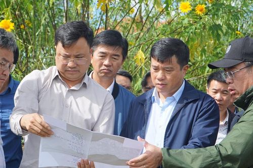 Bí thư Tỉnh ủy Lâm Đồng Y Thanh Hà Niê Kđăm kiểm tra, chỉ đạo ứng phó mưa lũ tại Hiệp Thạnh