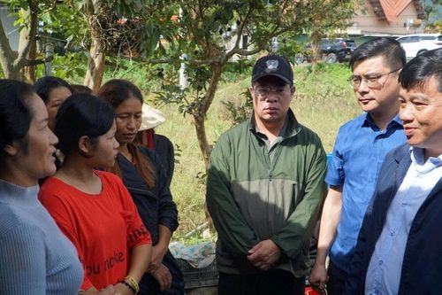 Bí thư Tỉnh ủy Lâm Đồng Y Thanh Hà Niê Kđăm thăm các hộ dân bị thiệt hại nặng do mưa lũ