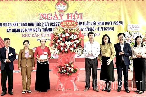 Phó Chủ tịch Ủy ban MTTQ Việt Nam tỉnh Bùi Văn Luyến dự ngày hội Đại đoàn kết xóm Hợp Lý