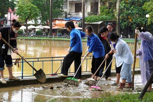Đồng loạt ra quân 'Ngày Chủ nhật xanh' dọn vệ sinh sau mưa lũ