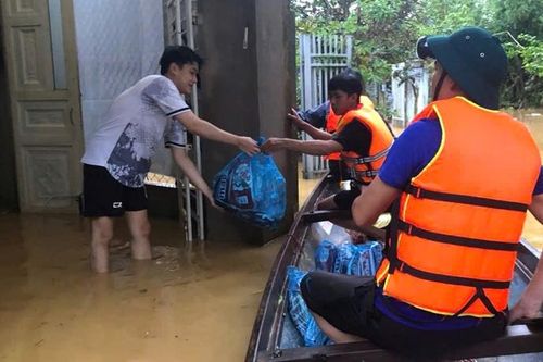 Cùng bà con vùng rốn lũ