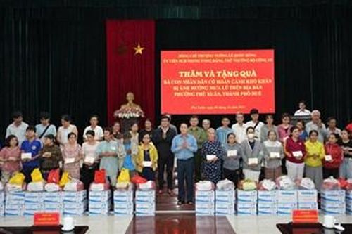 Thượng tướng Lê Quốc Hùng thăm, tặng quà người dân bị ảnh hưởng mưa lũ tại thành phố Huế
