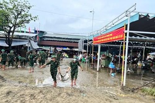 Chợ Đông Ba thu gom gần 200 tấn rác, khẩn trương khôi phục sau lũ