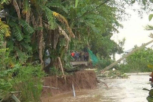 An Giang sạt lở dài 150m chia cắt tuyến đường giao thông nông thôn tại xã Mỹ Hòa Hưng