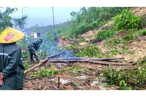 Mưa lớn gây sạt lở, ách tắc trên quốc lộ 12C qua Hà Tĩnh