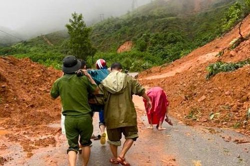Đà Nẵng: Hơn hai giờ khiêng sản phụ từ vùng sạt lở ra xe múc để đi trạm y tế