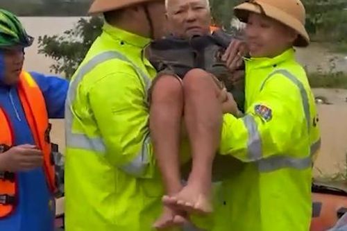 Những hình ảnh ấm áp giữa tâm lũ miền Trung