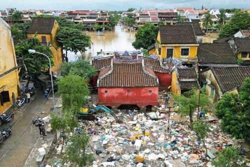 Hội An đồng lòng khôi phục sau lũ lịch sử: 'Nước rút đến đâu, dọn dẹp đến đó'