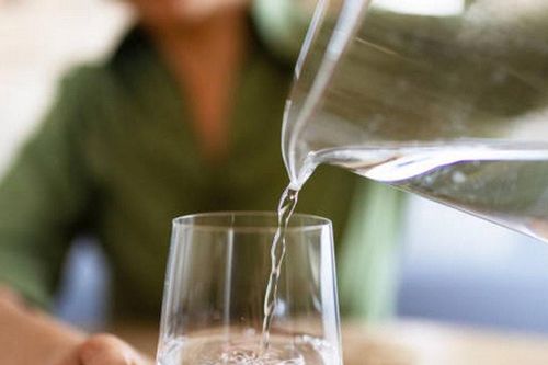 Người đàn ông mỗi ngày uống hơn 10 lít nước vẫn khát 'cháy' họng