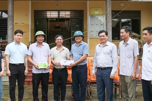 Phó Chủ tịch Thường trực HĐND TP. Đà Nẵng tặng quà cho bà con vùng 'rốn lũ' Thu Bồn, Duy Xuyên