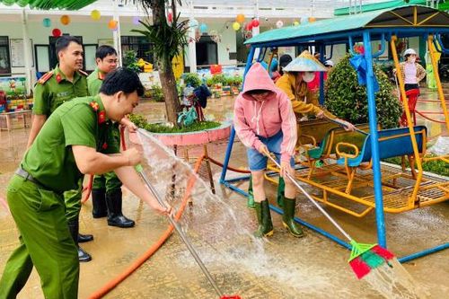 Tỏa sáng hình ảnh người chiến sĩ Công an đồng hành cùng người dân sau lũ dữ